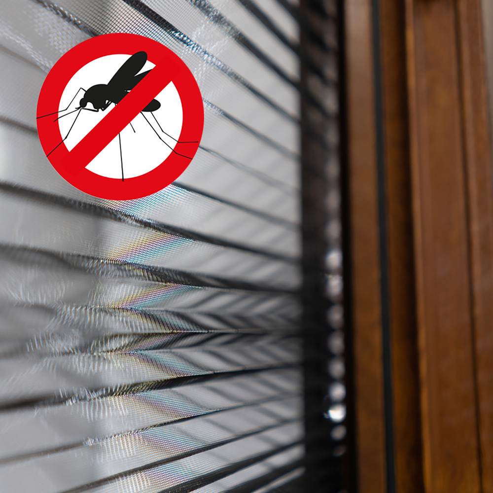 Mosquitera fija instalada en ventana de PVC.